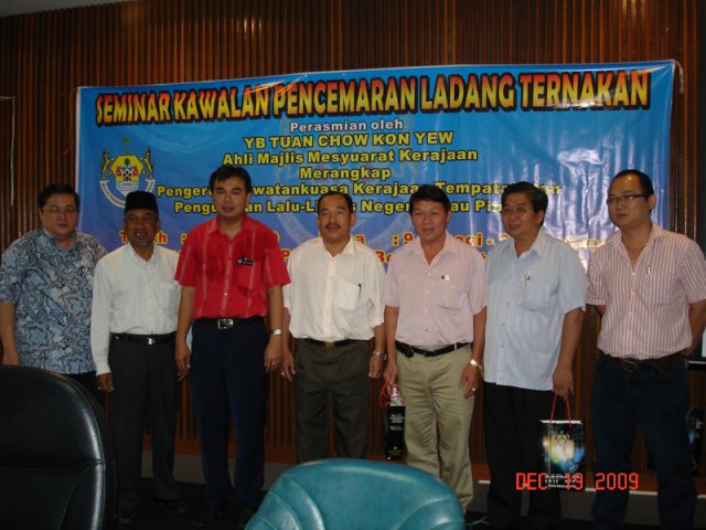 Ahli Majlis En Soon Lip Chee menyampaikan cenderamata kepada penceramah seminar kawalan pencemaran ladang ternakan pada 19-12-2009